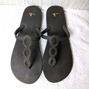 Sanuk rubber type sandal with circle design